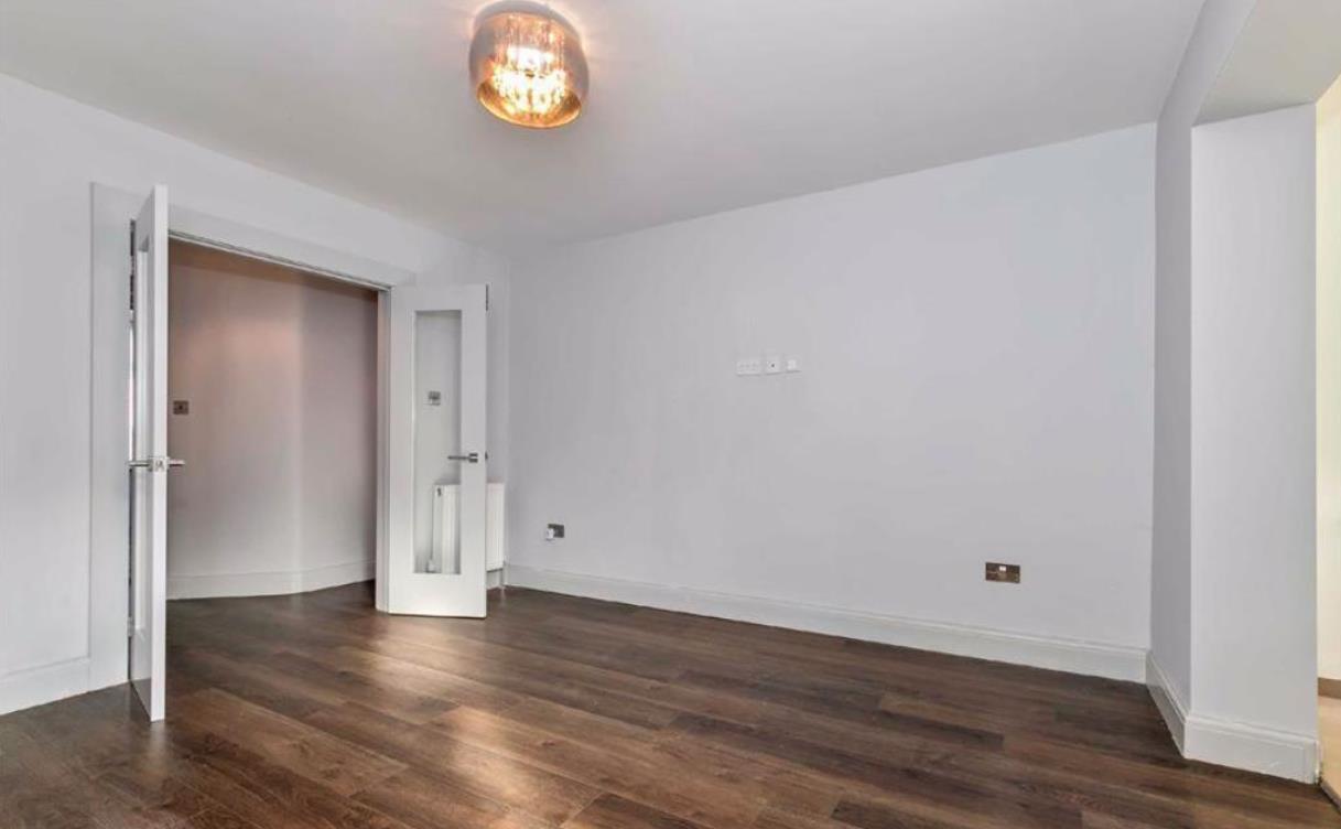 Goodwyn Avenue, Mill Hill, NW7, London